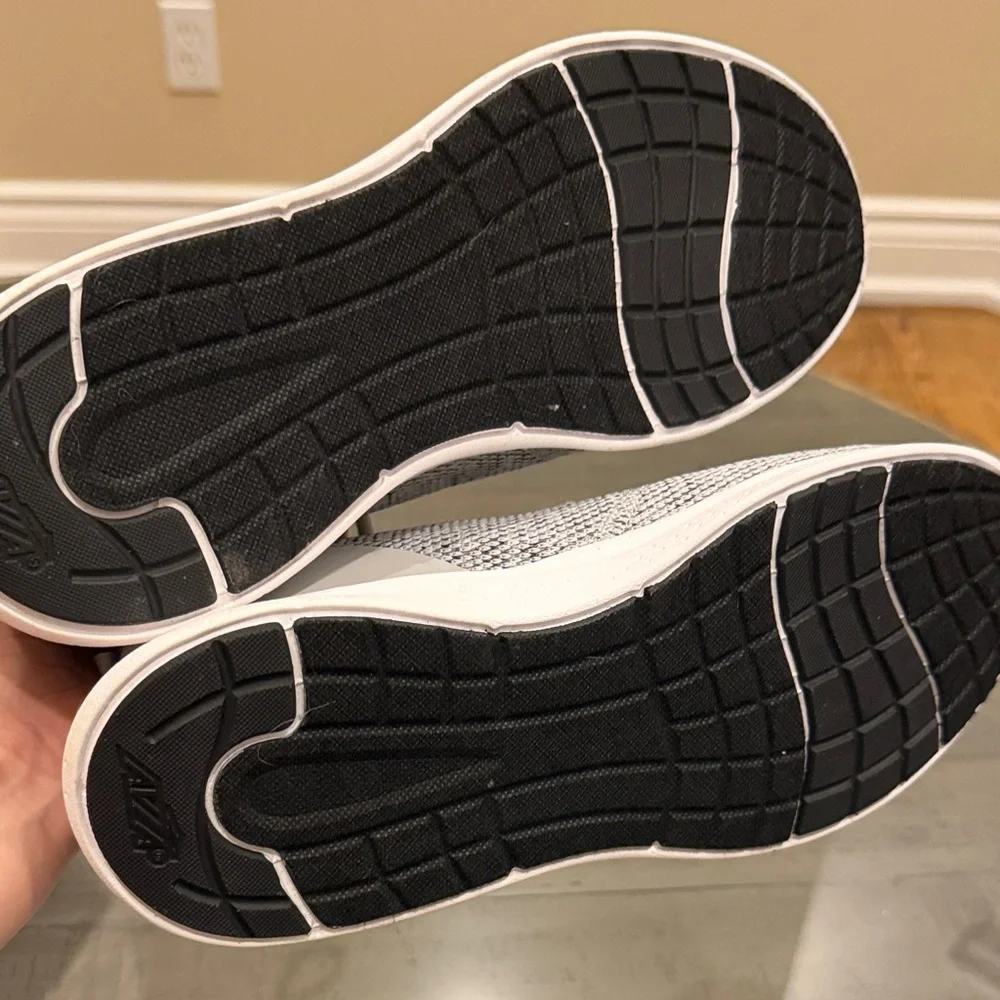 Avia Light Gray Athletic Shoes. Casual Every Day Shoe Womens 8.5. Minimal wear. - Picture 8 of 10